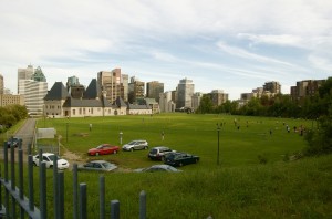 Random football pitch on the McGill campus with some beautiful buildings and the Montréal skyline